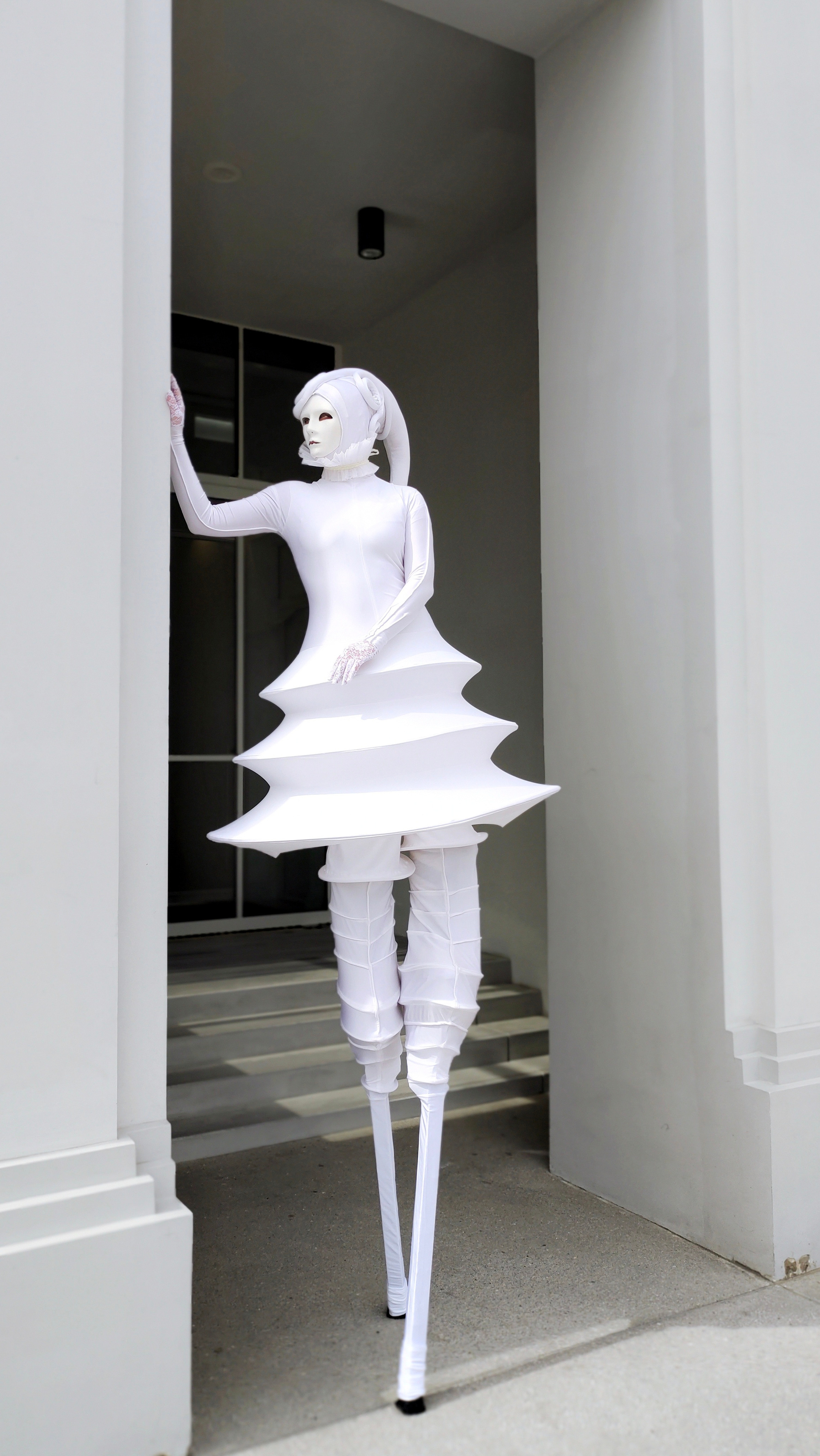 Ходулист в образе «белая Луна» на встречу гостей на свадьбу или корпоратив на Новый Год.