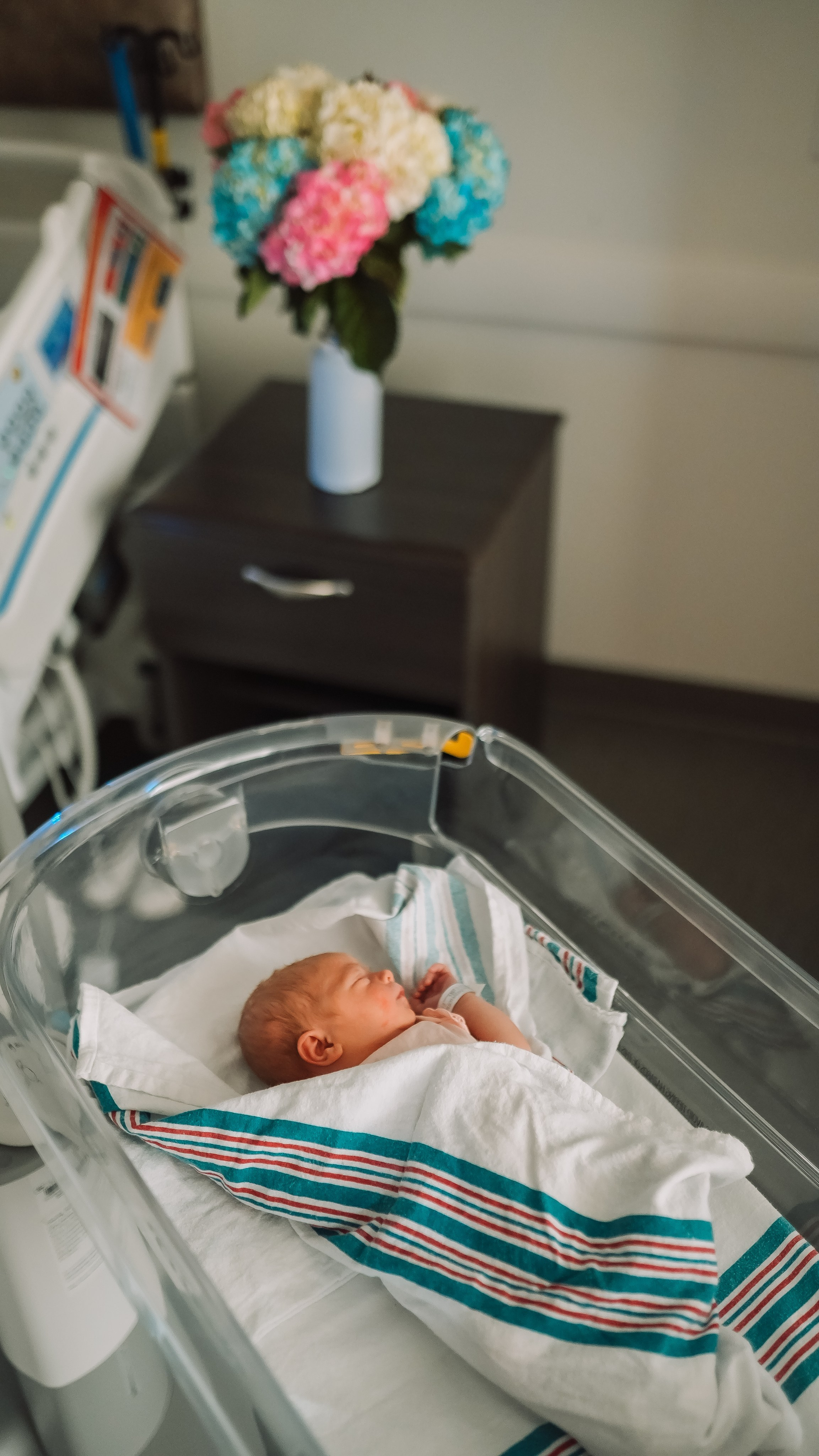 Hospital Bag Checklist for Photogenic First 48 Hours | East Bay Fresh 48 Photographer