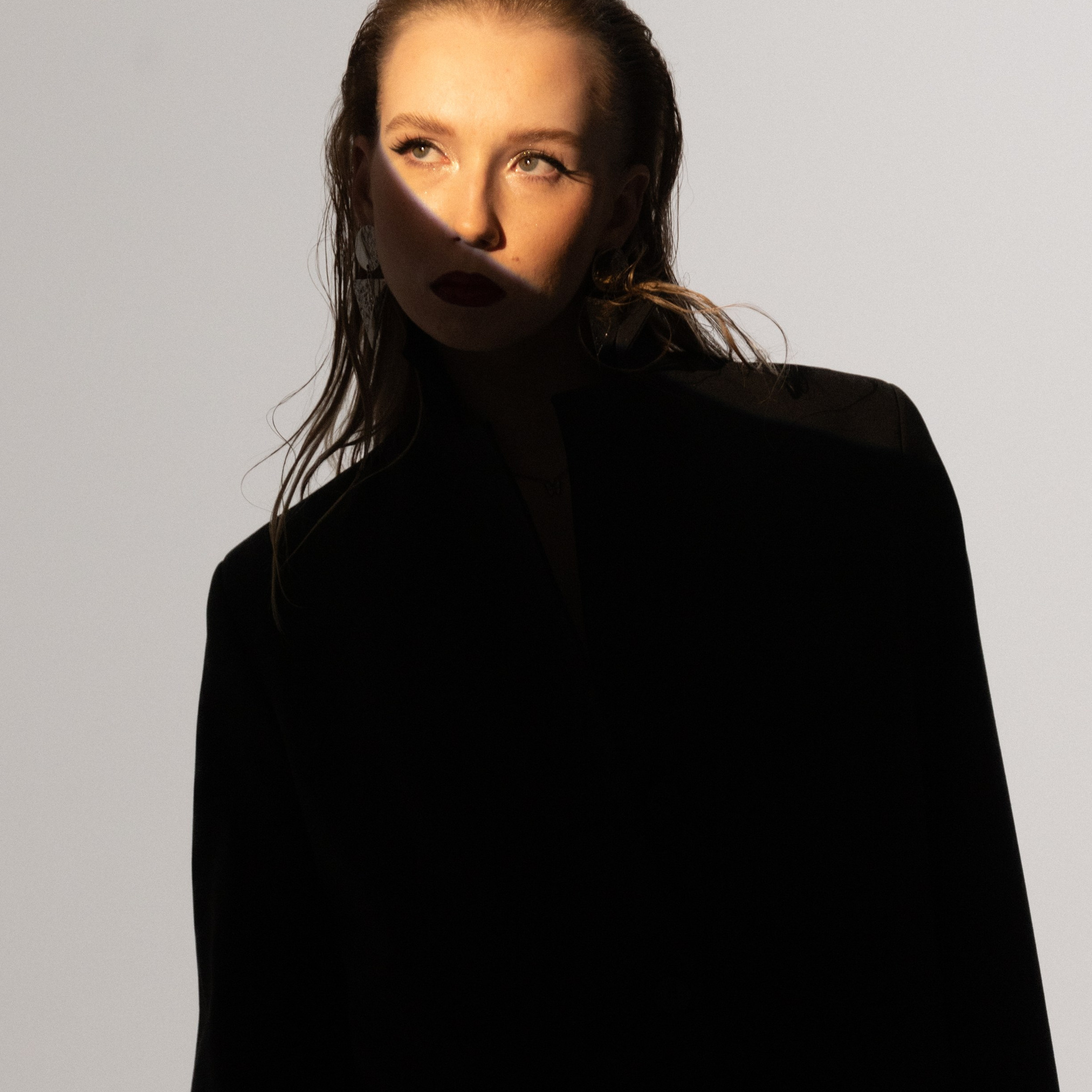 Стильная студийная фотосессия в Москве с световым градиентом. Девушка в черном пиджаке