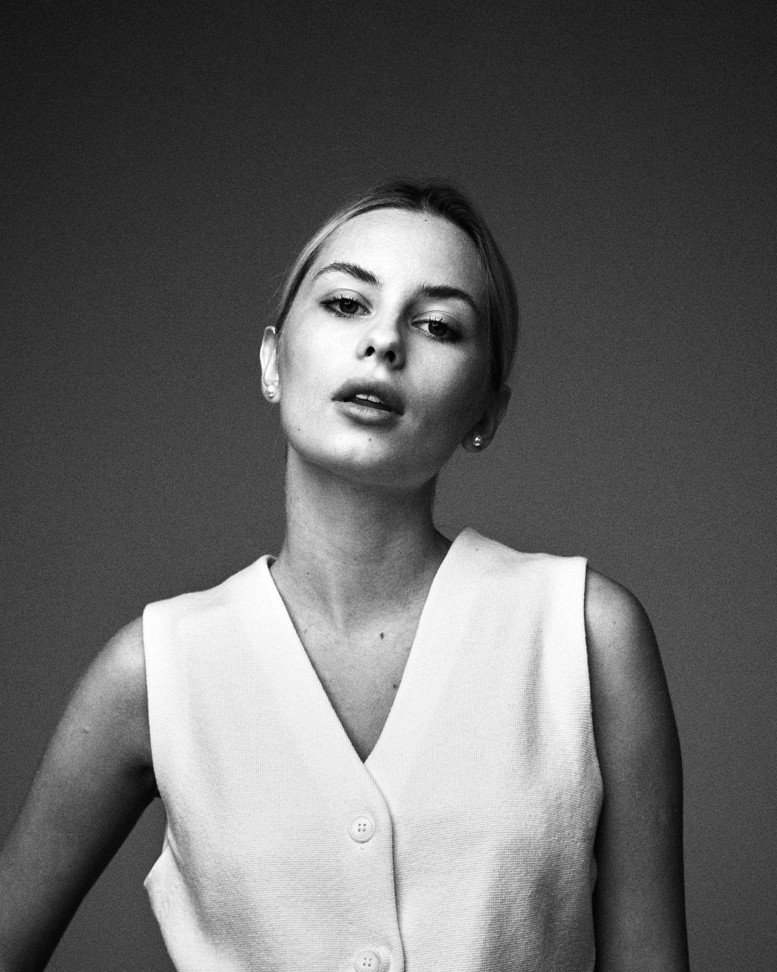 Женский черно-белый портрет с творческим светом — примеры студийной фотографии для портфолио.