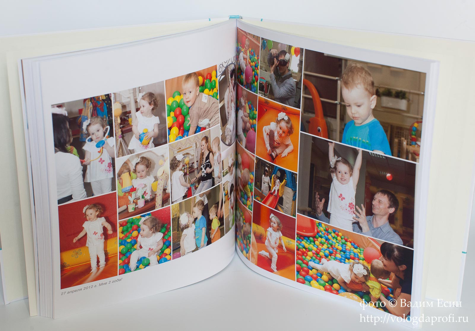 Полиграфический семейный альбом с разворотом их детских фотографий.