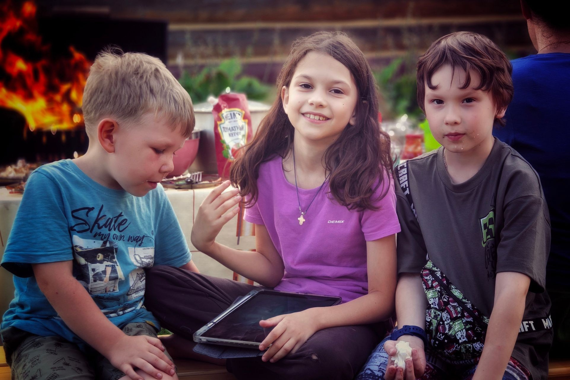 Дети на природе наслаждаются отдыхом и общением