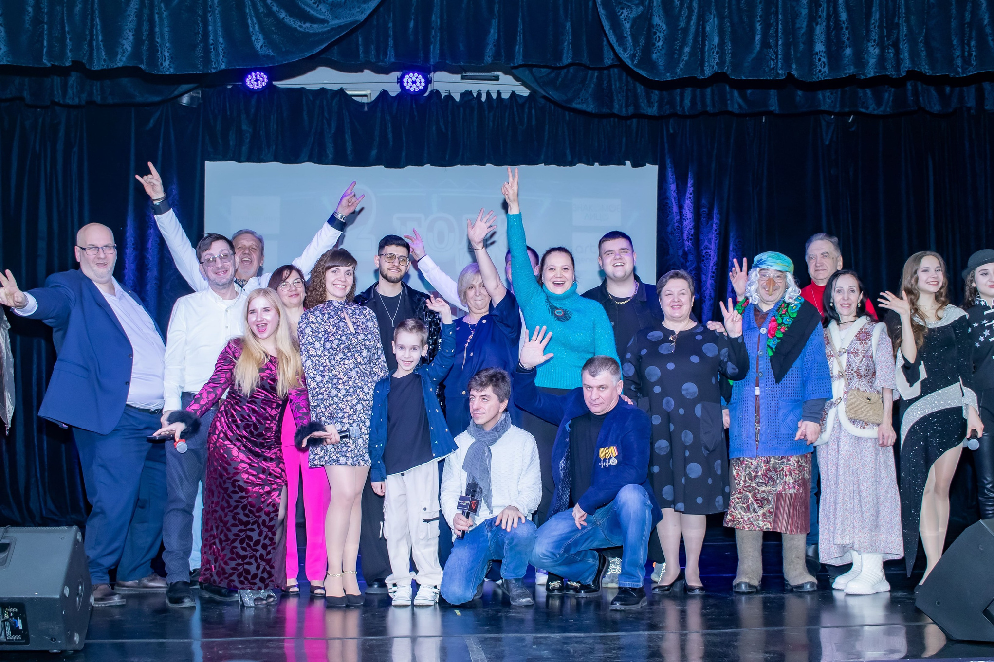 «Участники блогерской вечеринки Blogger Snow Party 2025 на сцене — фото фотограф Карасёва Елена»