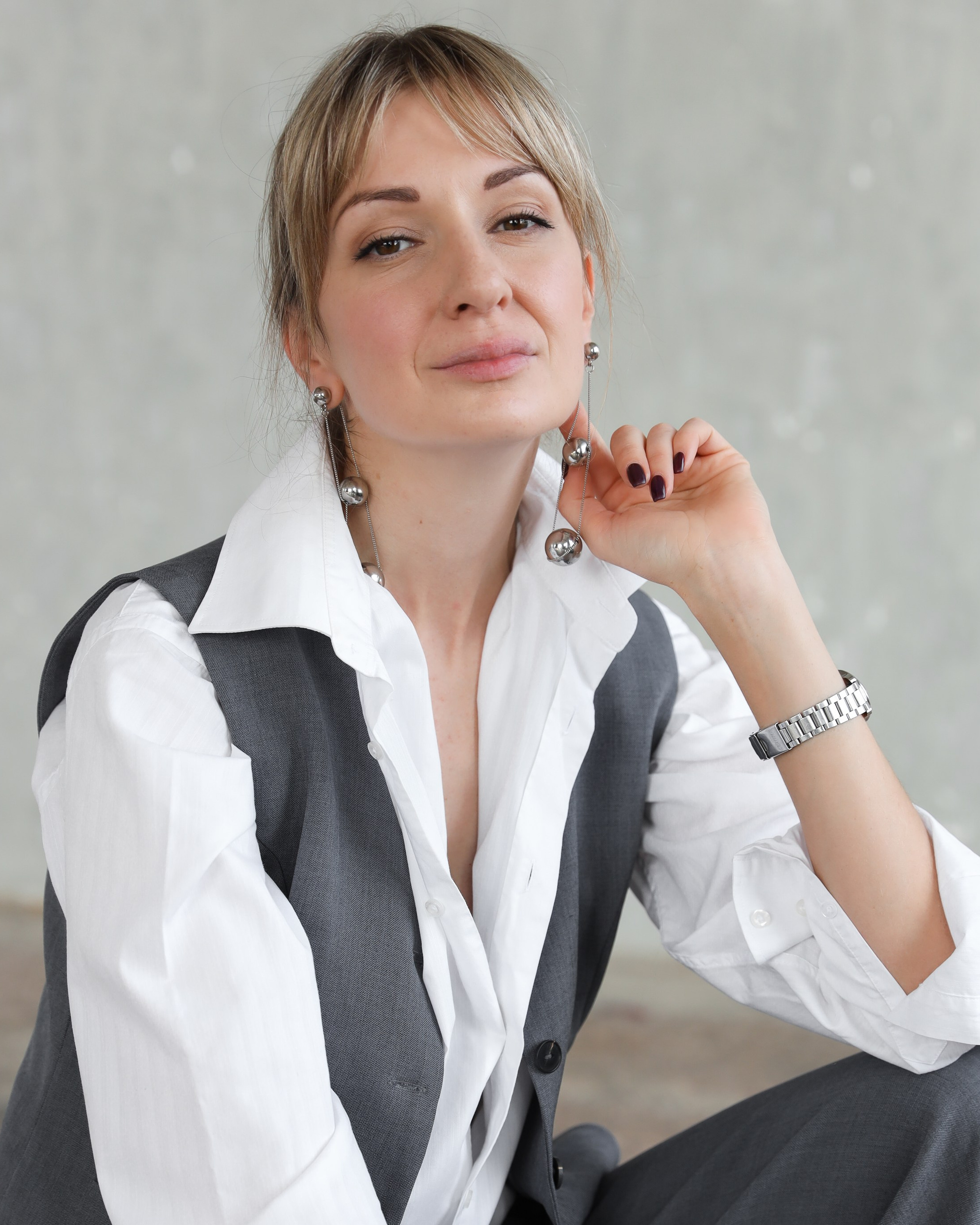 Фотограф с фотоаппаратом, женский портрет, девушка с улыбкой, студийная фотосессия, студийный портрет