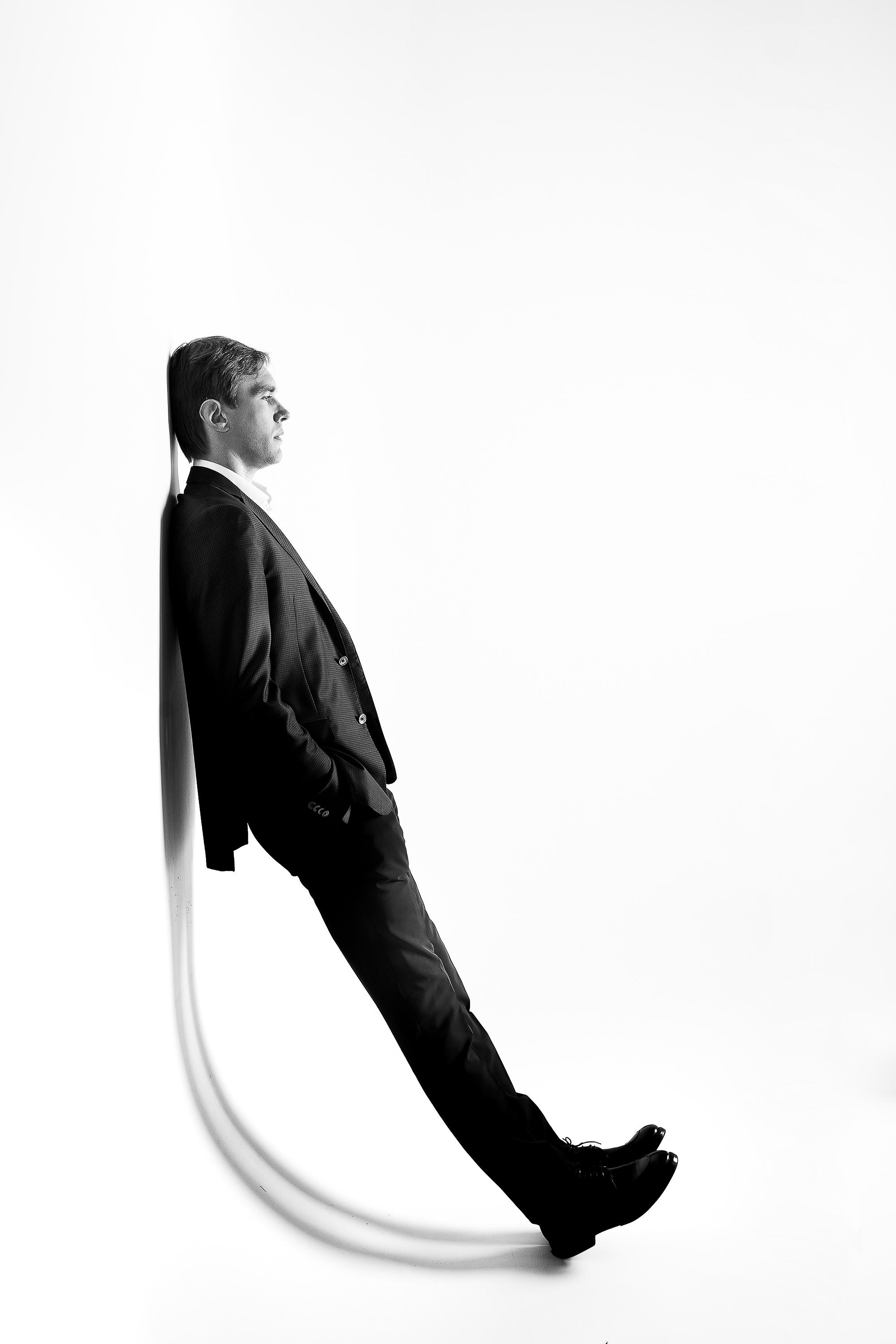 мужской портрет в студии. работа с тенями. тени в студии. творческий портрет