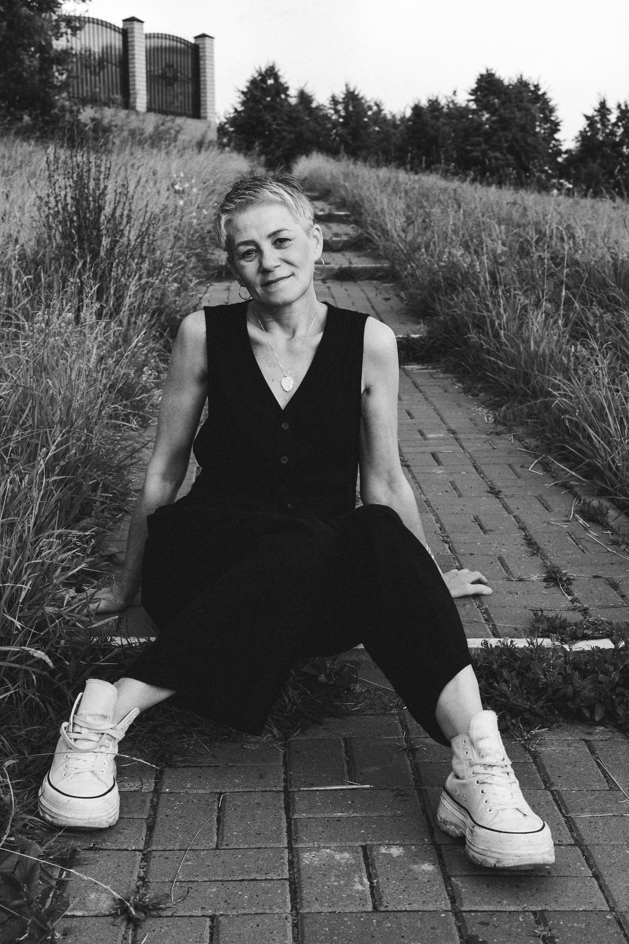 Черно-белый портрет на улице для современной зрелой женщины 