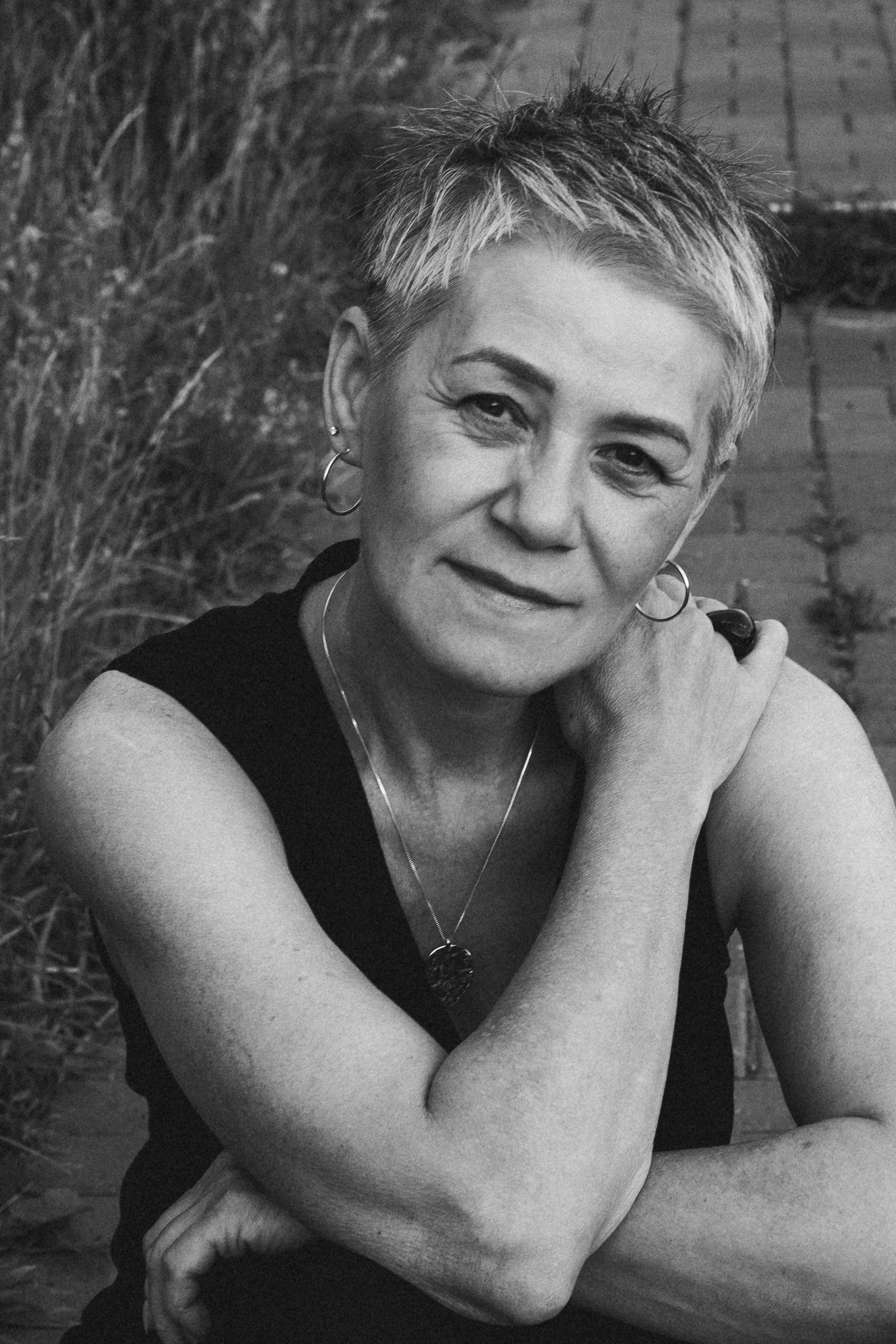 Женский черно-белый портрет на улице 