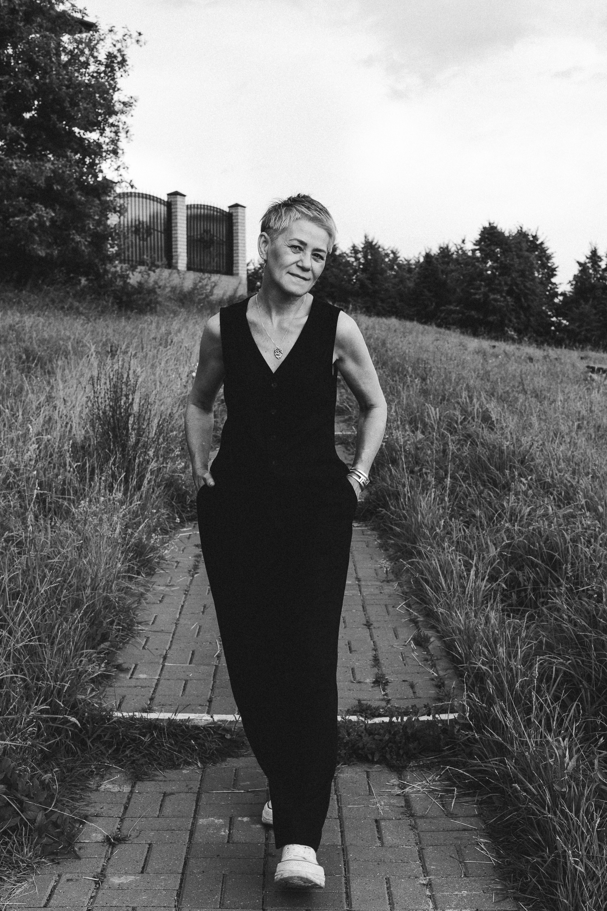 Женская черно-белая портретная съемка на улице