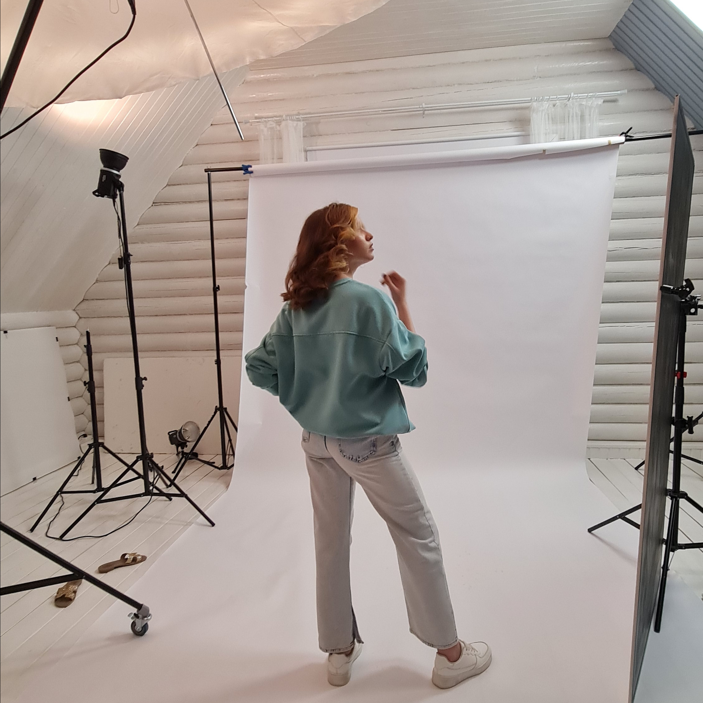 фотосъемка джинс на белом фоне на модели для валбериз, алиэкспресс, яндекс маркет верхняя пышма