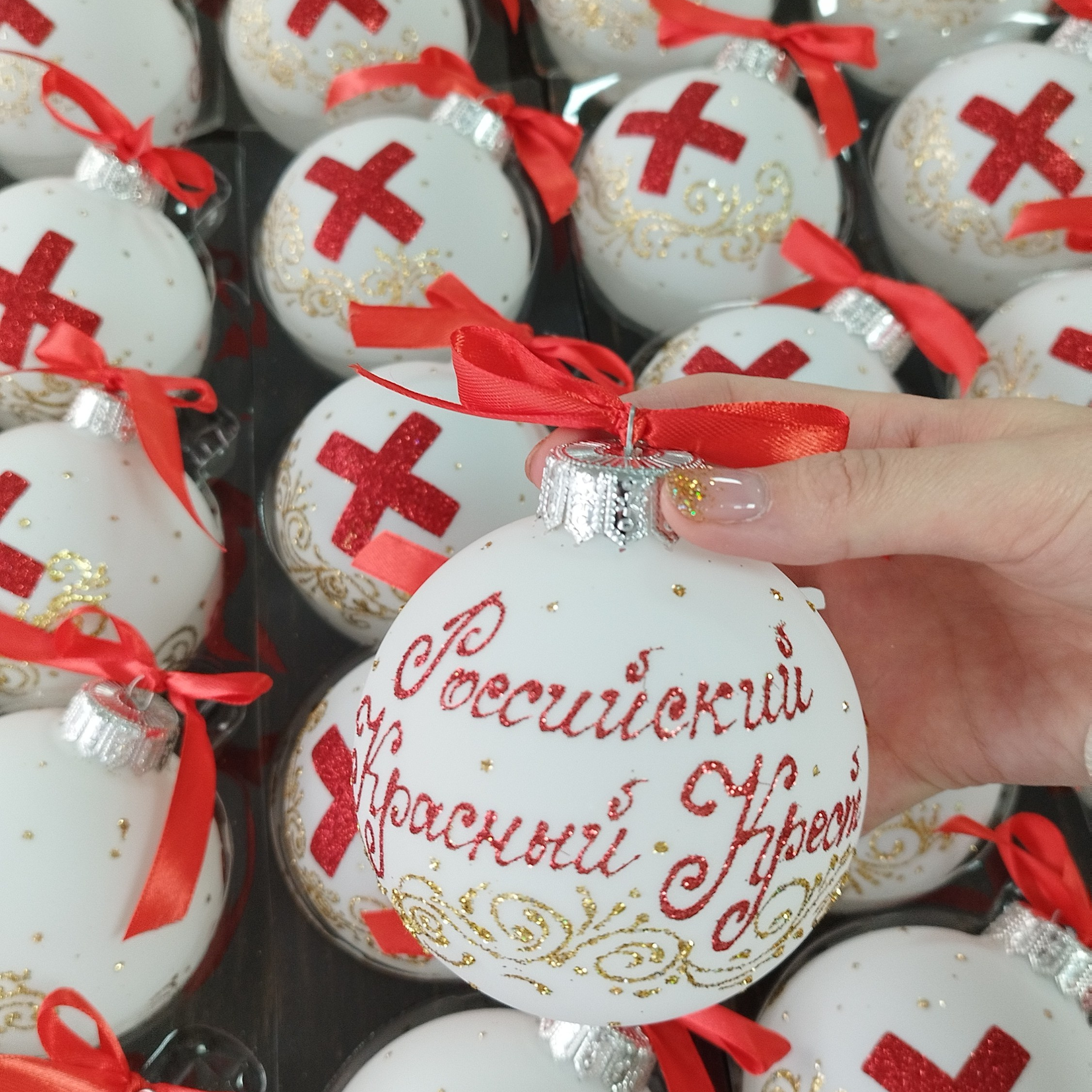 ArtSHARm- наше портфолио по ёлочным шарам с ручной росписью. Художественная ручная роспись елочных шаров, корпоративные подарки и восковые аромасвечи