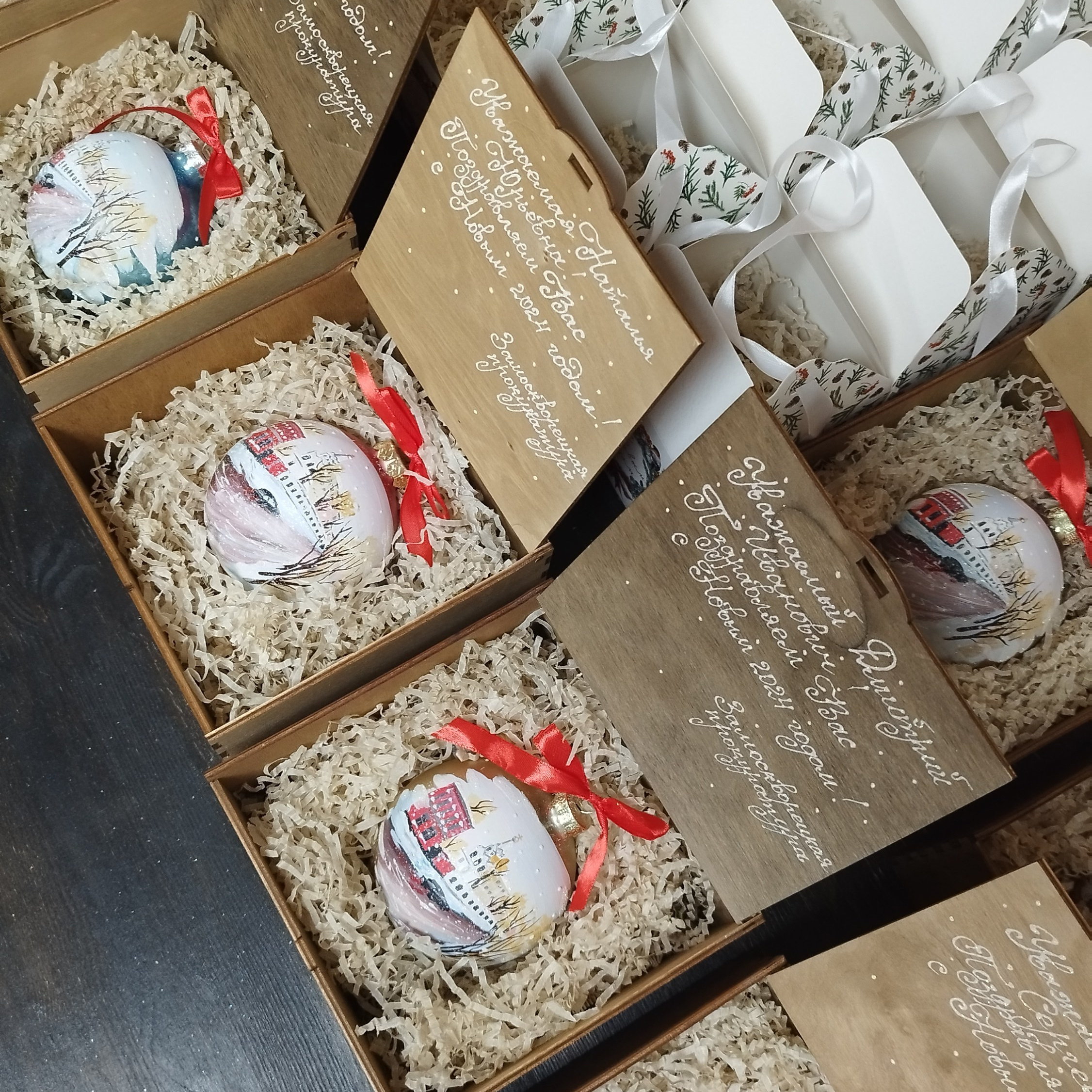 ArtSHARm- наше портфолио по ёлочным шарам с ручной росписью. Художественная ручная роспись елочных шаров, корпоративные подарки и восковые аромасвечи