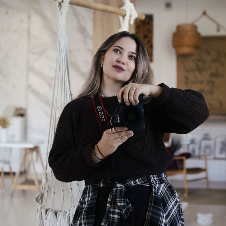 Профессиональный фотограф в СПб с фотоаппаратом во время фотосессии