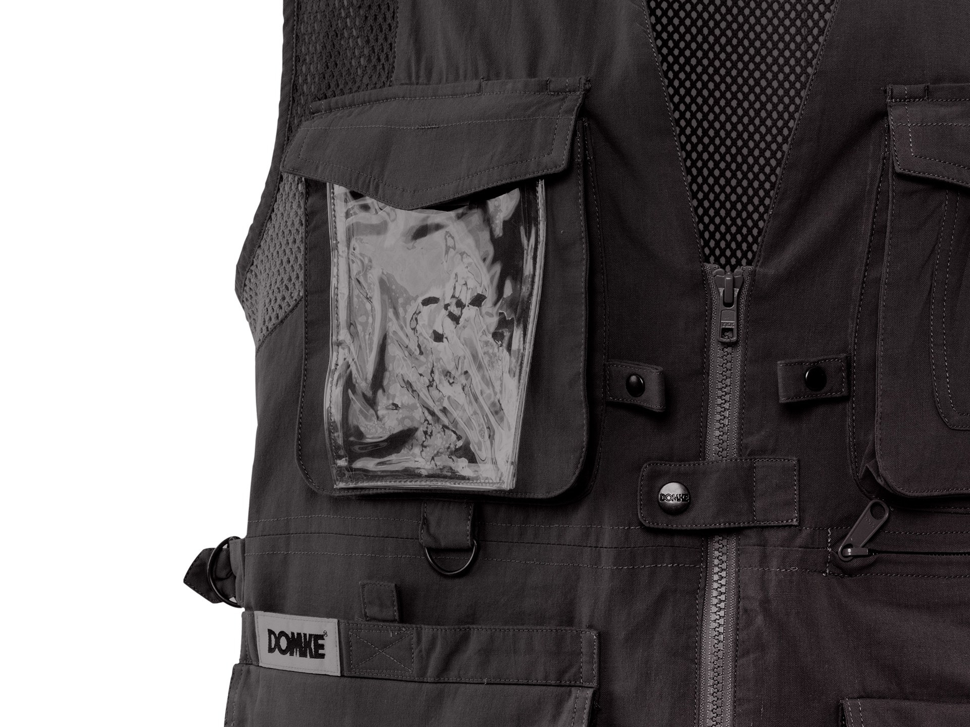 DOMKE добавляет черный цвет в свои жилеты. Фотограф — видеограф в Москве Дмитрий Менделеев