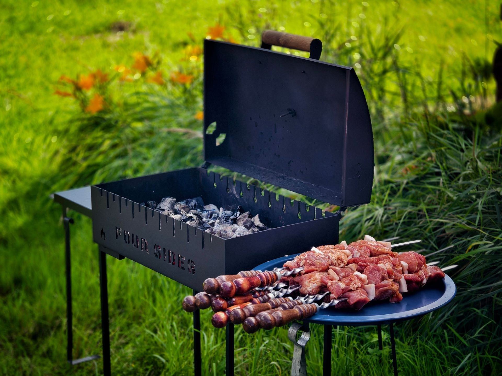 Мангал с шашлыками на природе, ароматное мясо, зелень вокруг