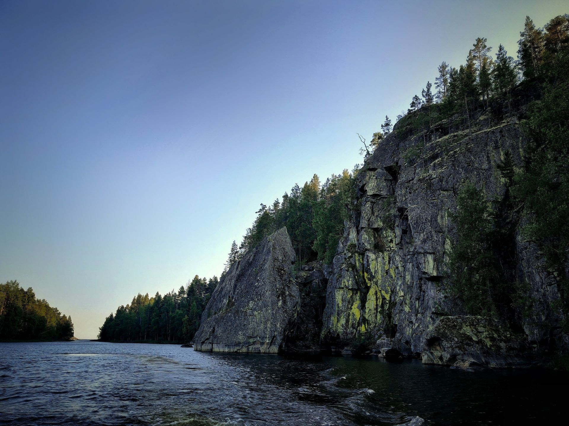 Скала Вороньи врата и сосновый лес, Ладожское озеро