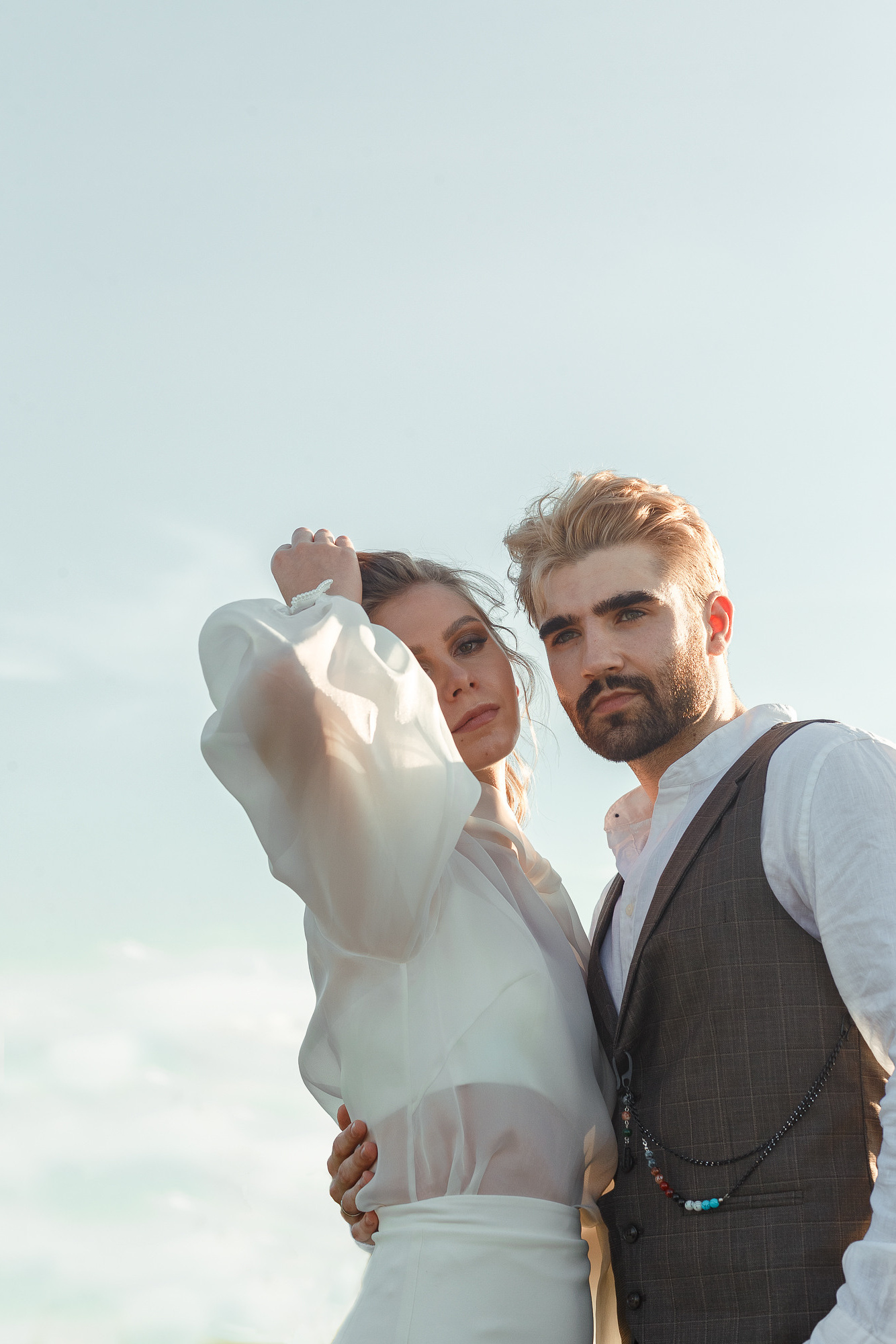 Стилизованная фотосессия молодой пары на закате
