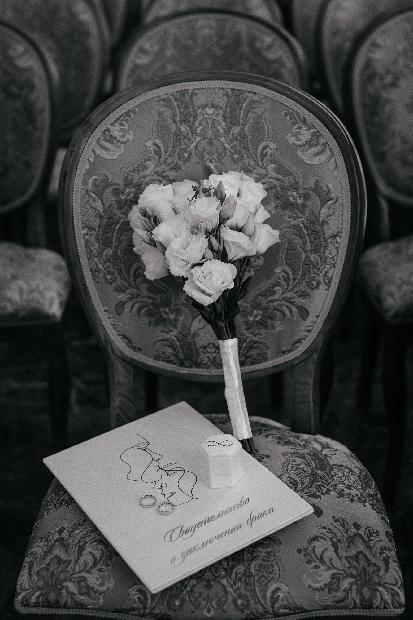 Подготовка к церемонии в ЗАГСе Петербурга: букет, кольца и свидетельство о браке на стуле