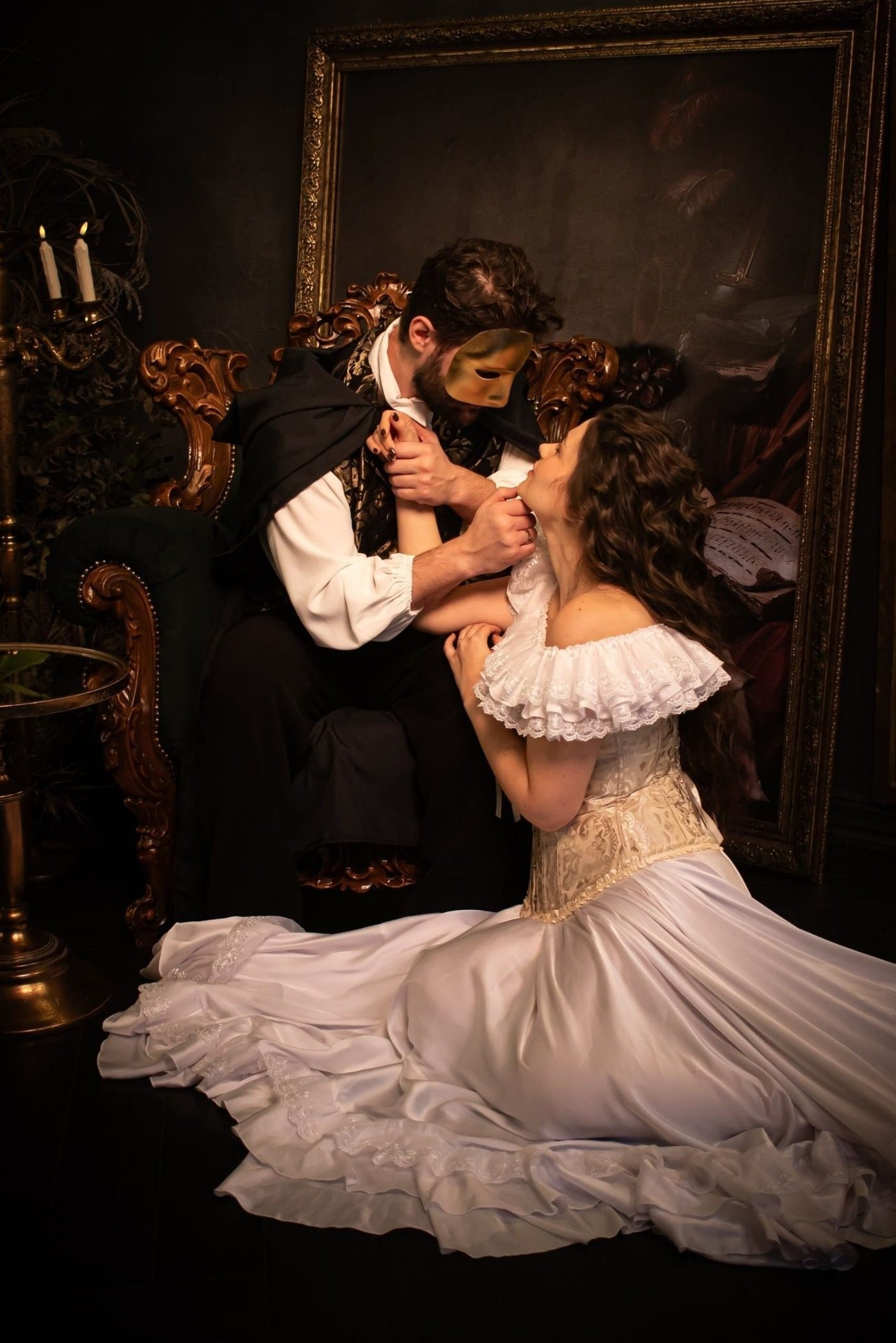 пара в вечерних образах, художественная фотосессия в тёмном интерьере — фотограф Карасёва Елена