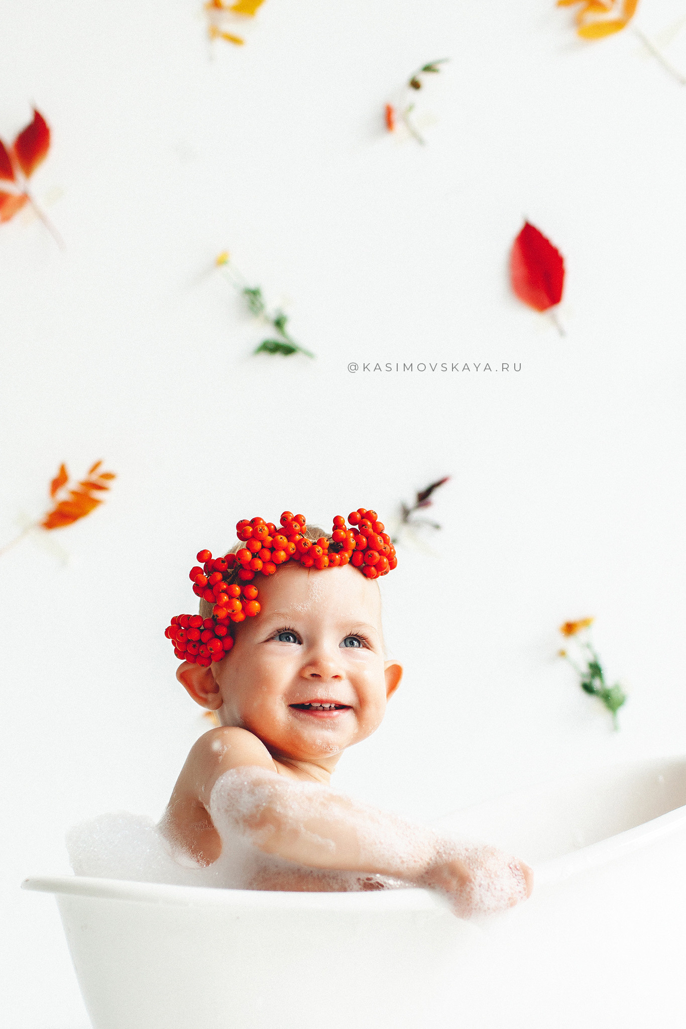 Фотосессия с Рябиной и осенними листьями в маленькой ванночке. Детский фотограф в Самаре
