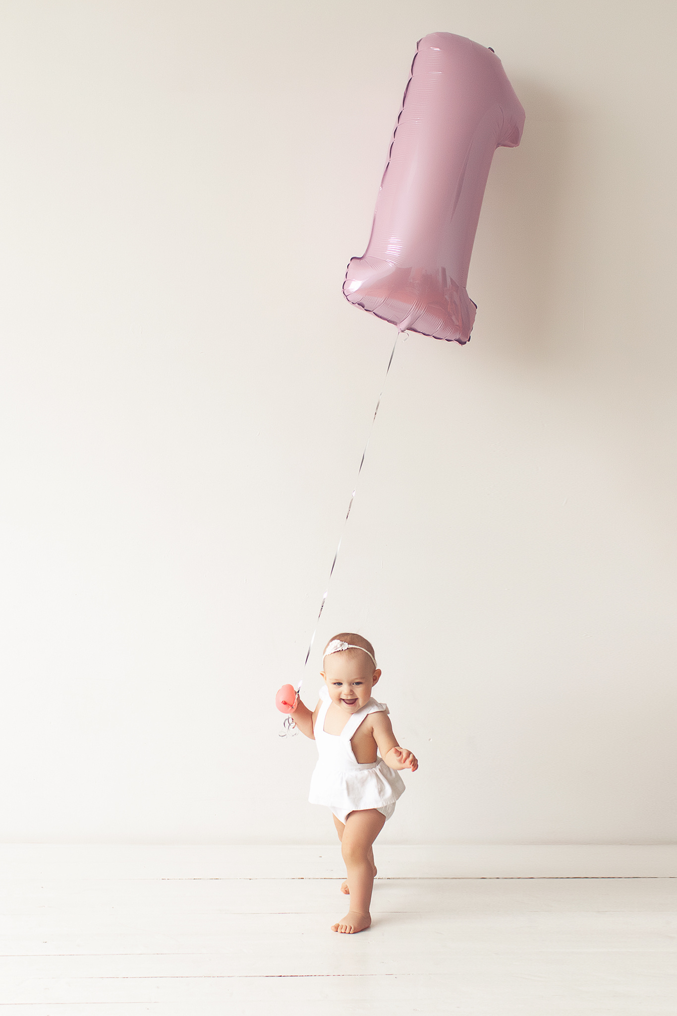 Фото сессия о том, как маленькая Милана разгромила свой Первый тортик. Детский фотограф в Самаре