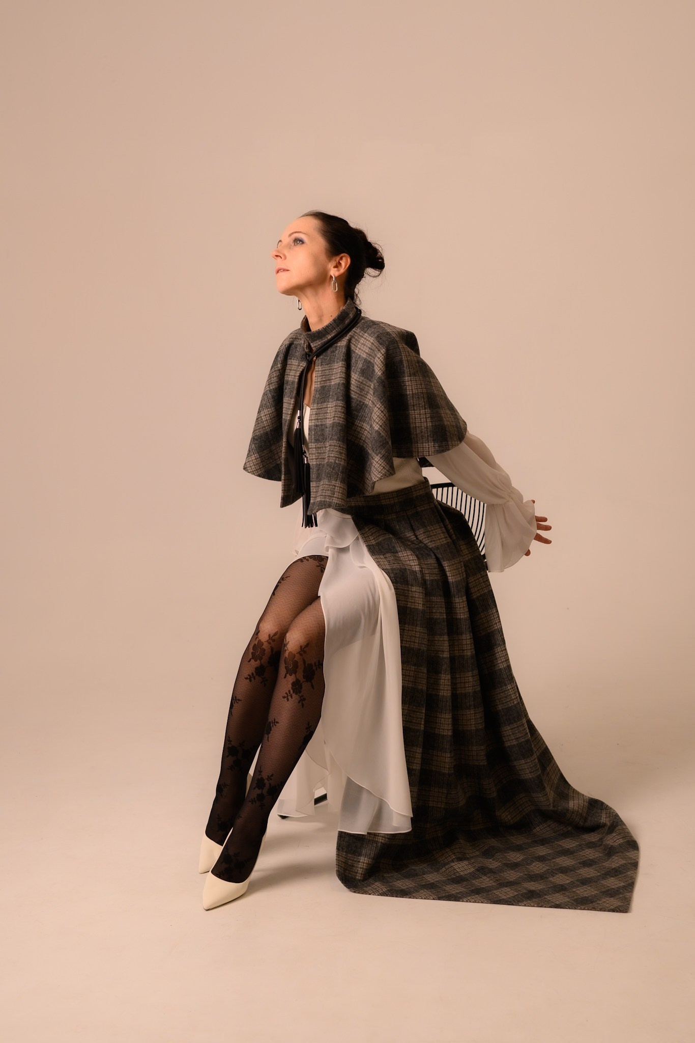 Д. З. по мягкому свету в студии