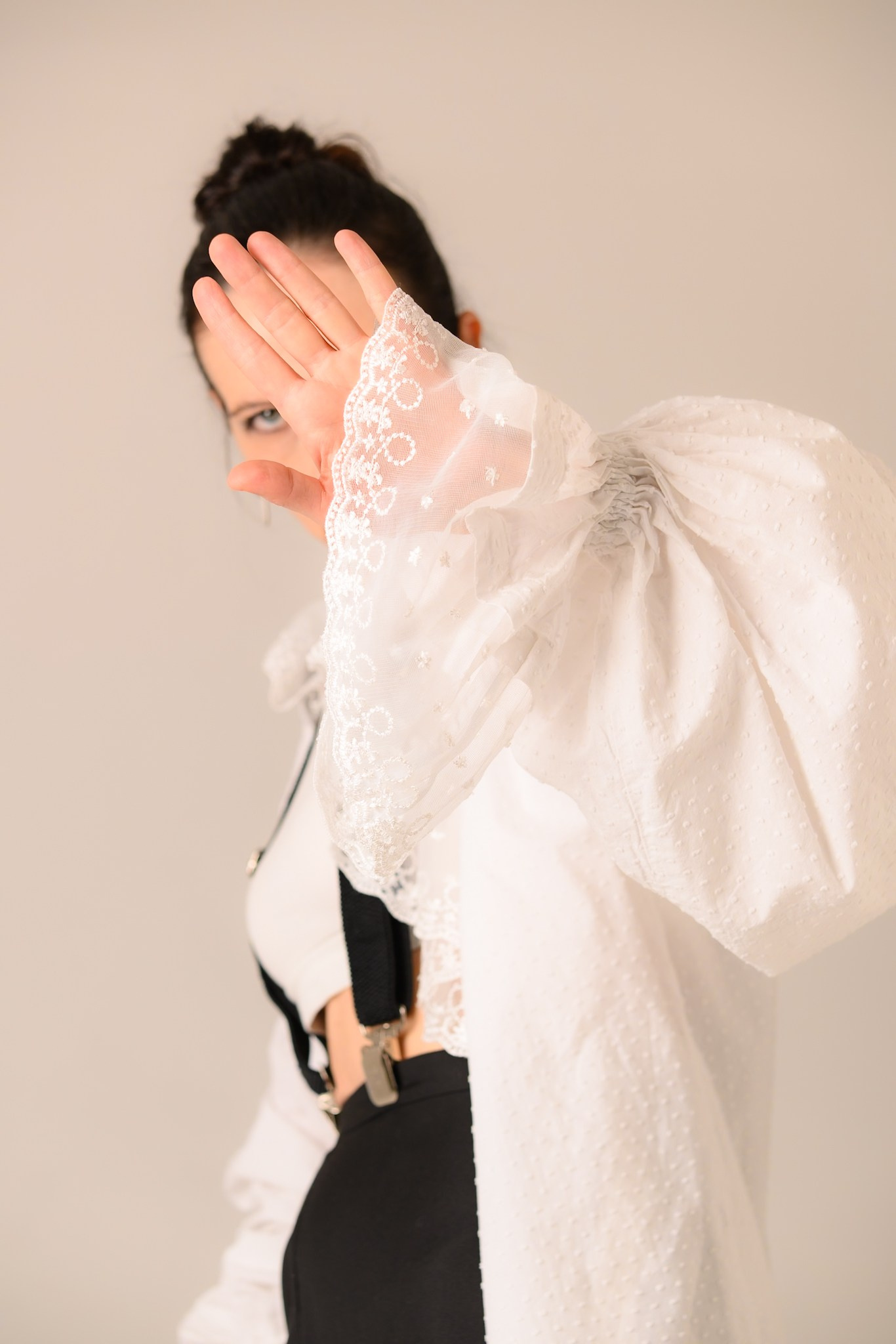 Д. З. по мягкому свету в студии