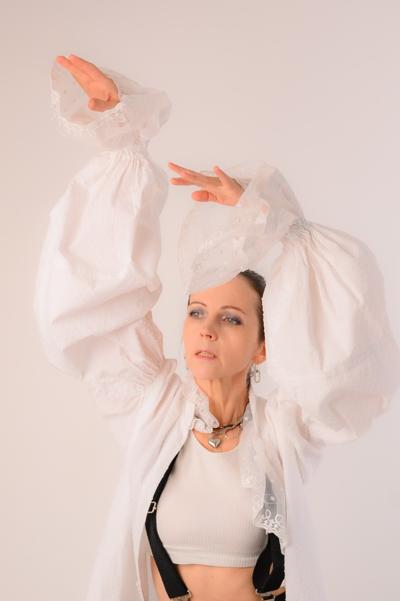 Д. З. по мягкому свету в студии