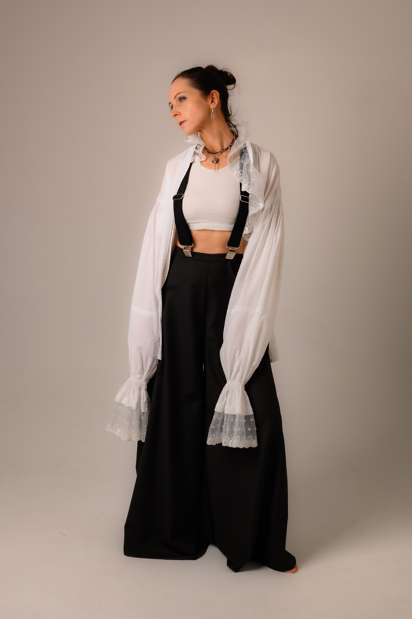 Д. З. по мягкому свету в студии