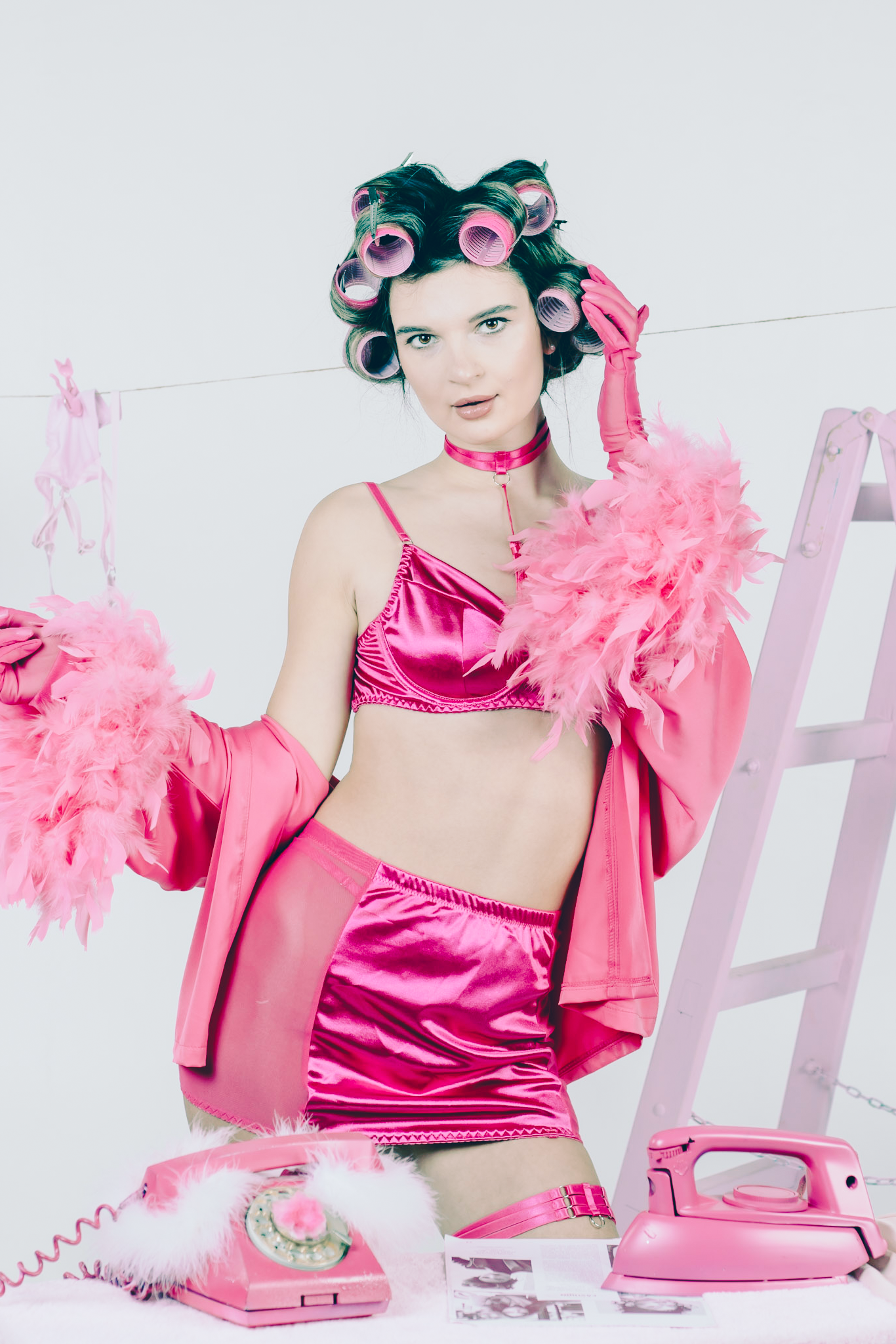 Тематическая фотосессия «Утренние сборы в стиле pin-up» с моделью в бигуди и розовом образе — фотограф Карасёва Елена, студия Москва