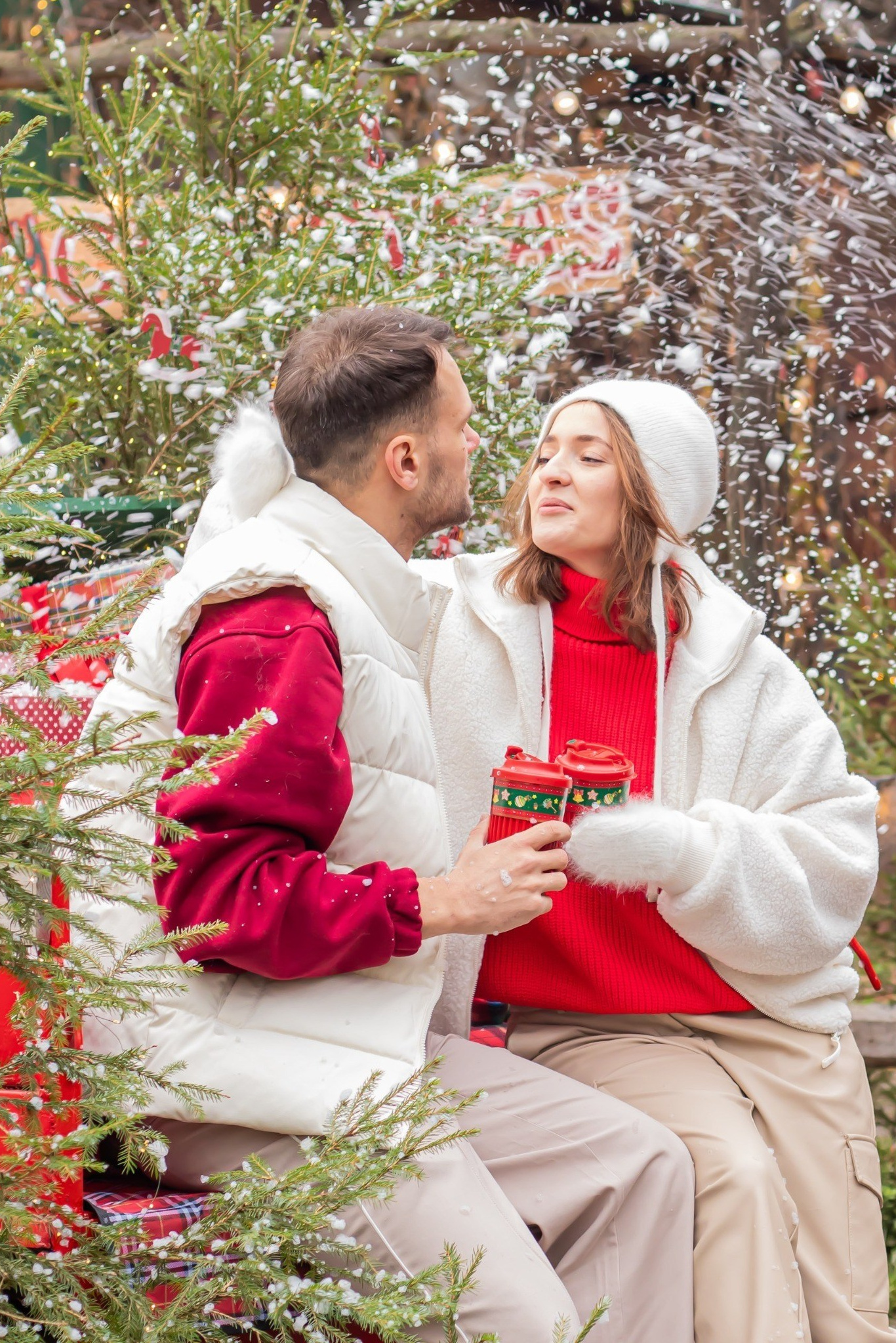 Новогодняя Love Story с искусственным снегом, тёплая зимняя атмосфера — фотограф Карасёва Елена