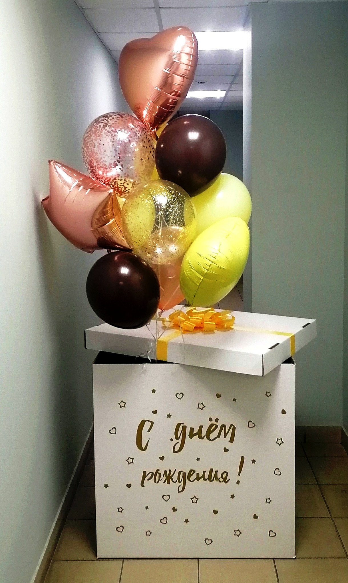 Коробка с шарами. Студия праздничного декора