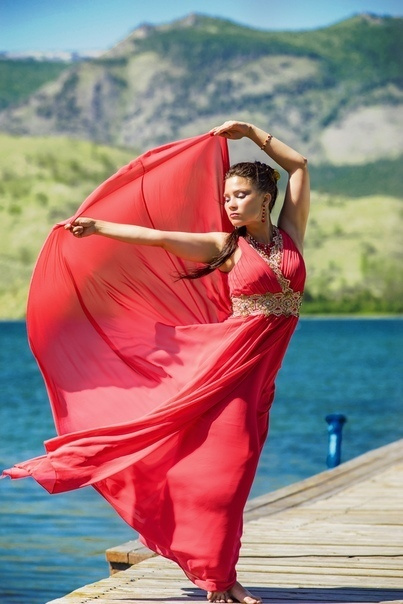 Девушка в летящем шифоном платье кораллового цвета в лесу прокат платьев, прокат иркутск, платье на фотосет, фотограф иркутск, иркутский фотограф, семейная съемка