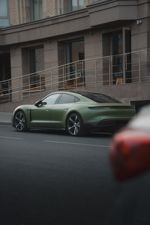 Porsche Taycan Turbo S — профессиональная фотосъёмка автомобиля в Казани