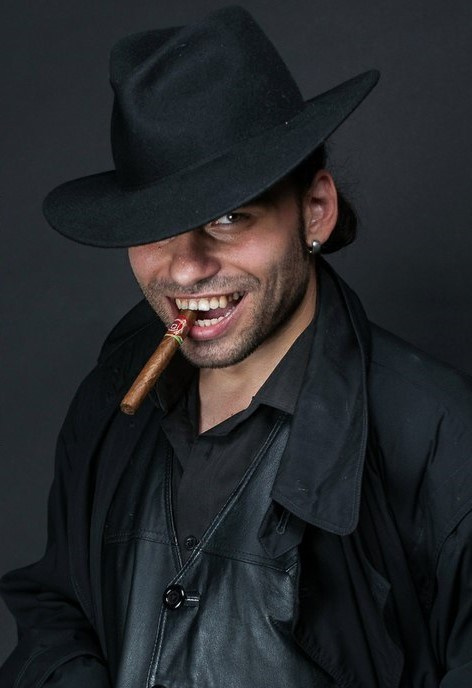 Актёр кино, артист мюзиклов, ведущий мероприятий, ведущий свадеб, дед Мороз — всё это Святослав Ставцев