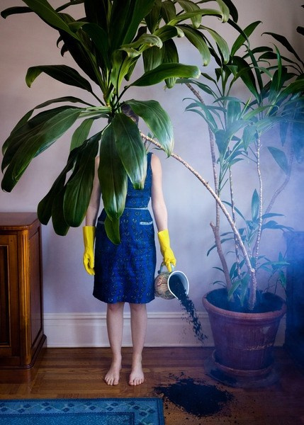 фотография с персонажем без видимого лица в стиле Брук ДиДонато