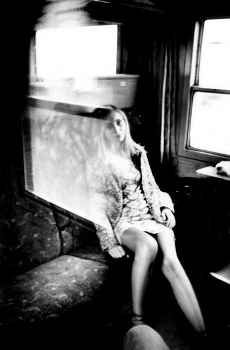 фотография Микаэля Акермана с размытыми фигурами людей