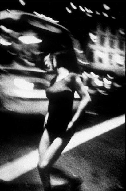 фотография Микаэля Акермана с размытыми фигурами людей