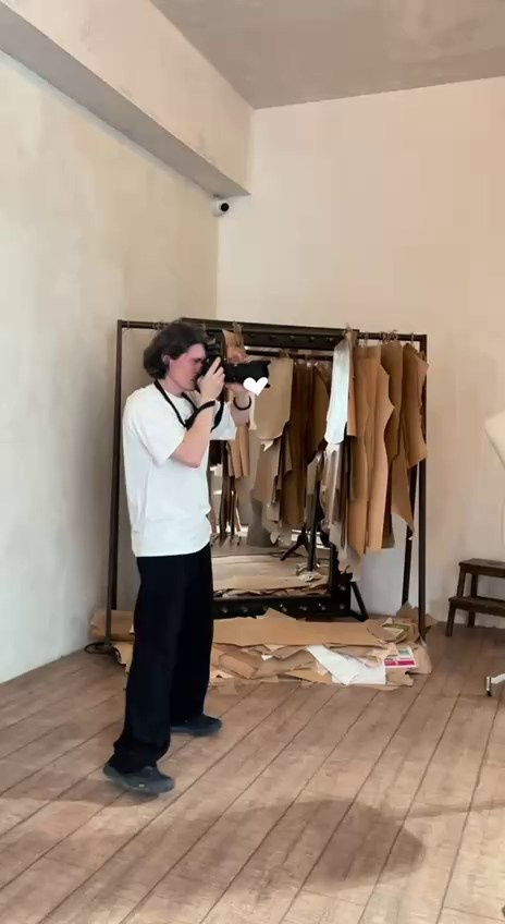 Раскадровка с помошью ИИ для имиджевой съёмки. Фотосессия в студии Москва ИИ креатор Денис Чепа