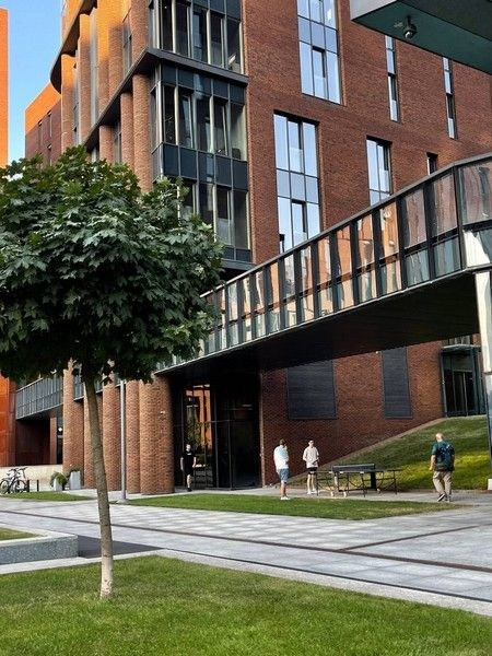 Локация в БЦ Москвы — атриум с естественным светом