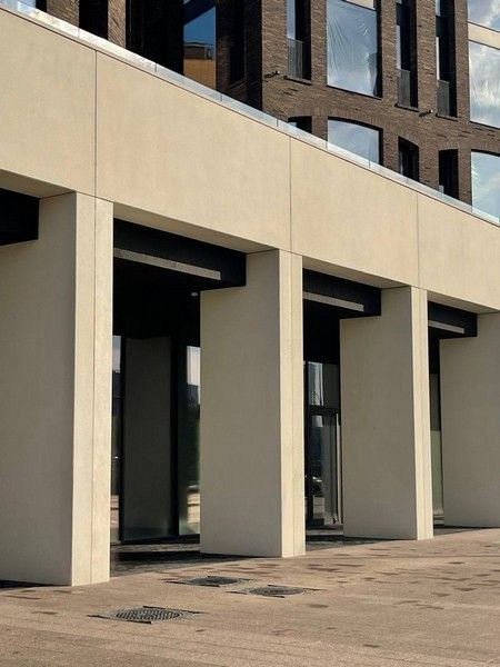 Бизнес-центр для фотосъемки — мрамор и стекло в интерьере