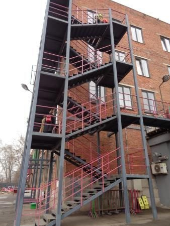 Уличная фотосъемка — московский двор с характерной архитектурой