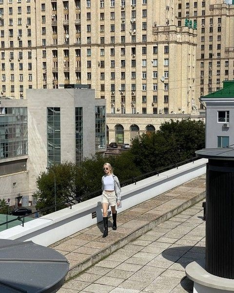 Фотосессия у дома — лестница и архитектурный декор фасада