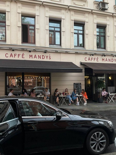 Фотосессия в кафе — столики у окна и городской вид