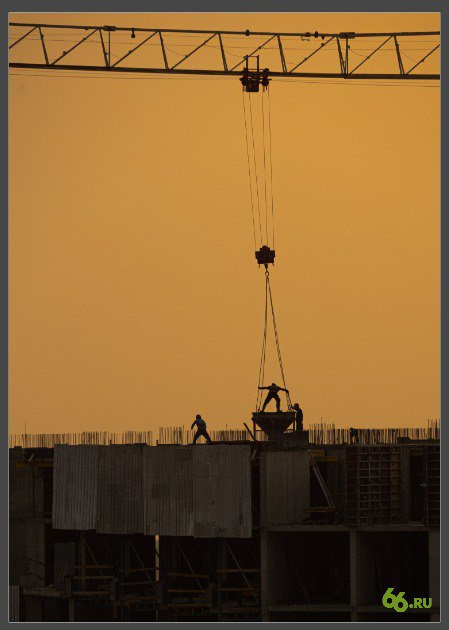 "СТРОИТЕЛИ БЕЗ КОММУНИЗМА" из серии «Силуэты»Строительные рабочие на 35 этаже строящегося жилого комплекса Екатеринбург, 2022