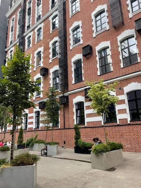 Бизнес-центр как локация для фотосъемки — геометрия и линии