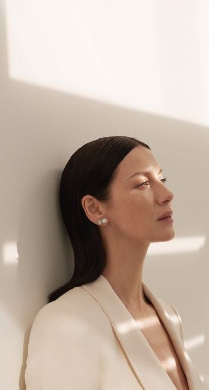 Портрет в стиле минимализм на белом фоне в Москве, естественная красота