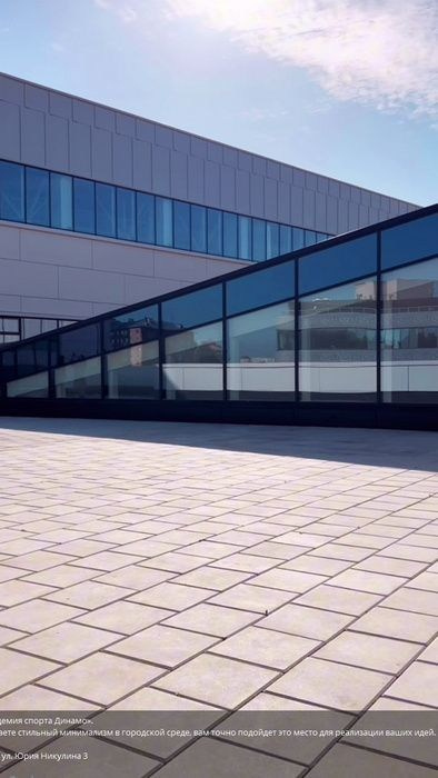 Фотосессия в деловом центре — стеклянные фасады и отражения