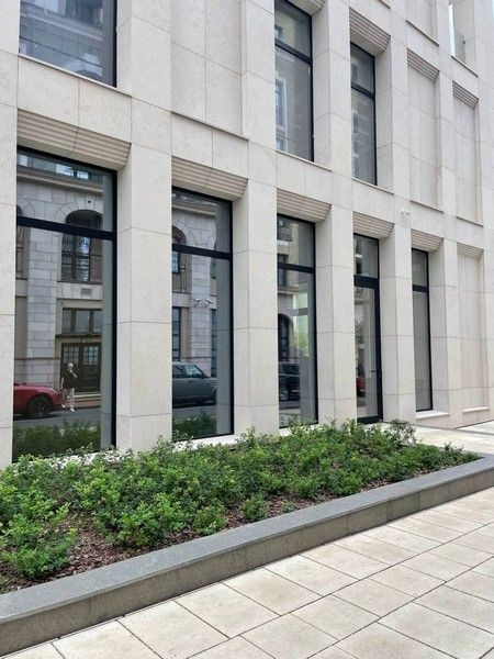 Фотосессия в деловом центре — стеклянные фасады и отражения