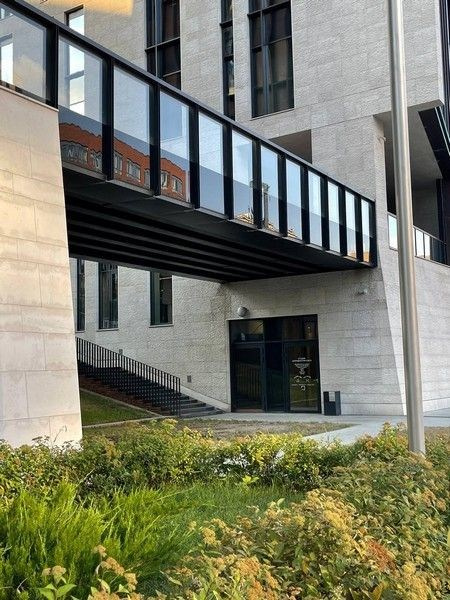 Фотосессия в бизнес-центре Москвы — современная архитектура и стекло