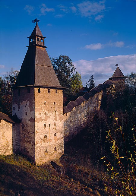 Стены и башни Псковского кремля